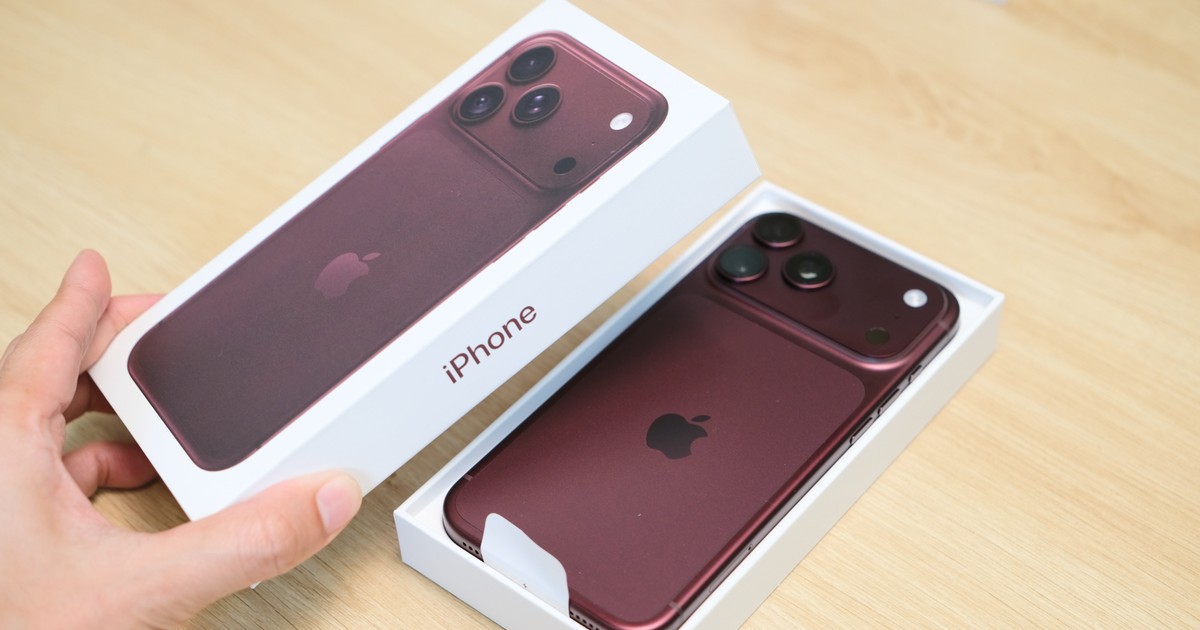 Điện thoại iPhone 18 Pro Max được trưng bày tại cửa hàng bán lẻ