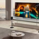 LG OLED evo AI W6 được lắp sát trên bức tường phòng khách