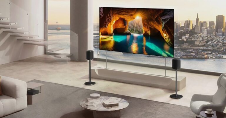 LG OLED evo AI W6 được lắp sát trên bức tường phòng khách