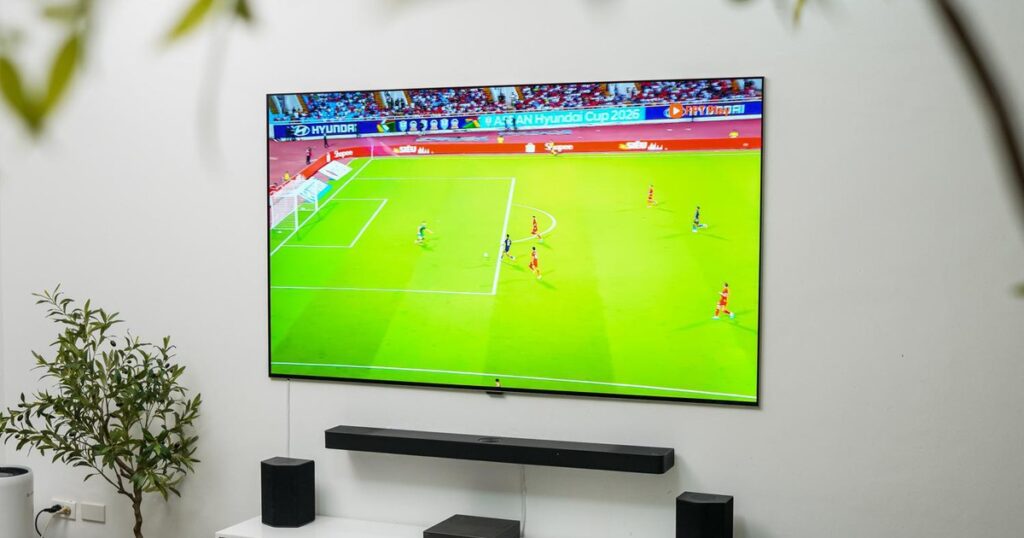 LG OLED evo W6 được treo sát tường trong không gian phòng khách hiện đại