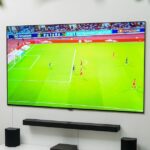 LG OLED evo W6 được treo sát tường trong không gian phòng khách hiện đại