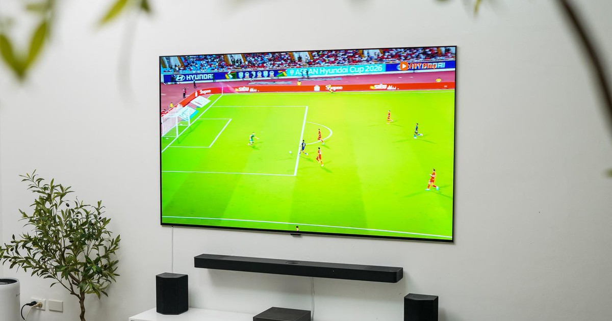 LG OLED evo W6 được treo sát tường trong không gian phòng khách hiện đại