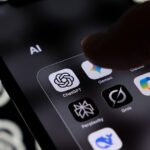Nhân viên văn phòng sử dụng chatbot AI trên máy tính