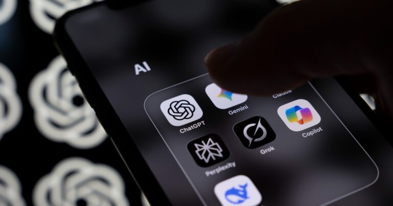 Nhân viên văn phòng sử dụng chatbot AI trên máy tính
