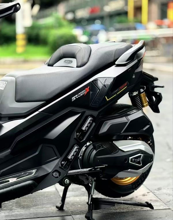 Voge SR450X trên bối cảnh đường trường