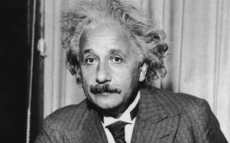 Albert Einstein trong một bức ảnh tư liệu thời kỳ nổi tiếng