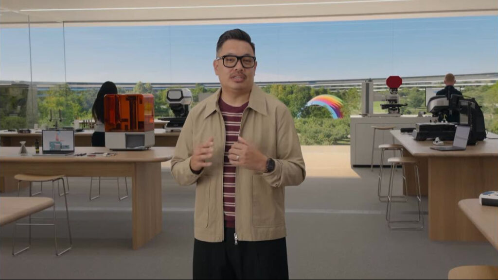 Richard Dinh giới thiệu các sản phẩm iPhone mới trong livestream của Apple