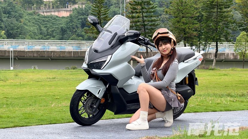 Phần đầu Honda NWZ150 với cụm đèn sắc nét và kính chắn gió cao