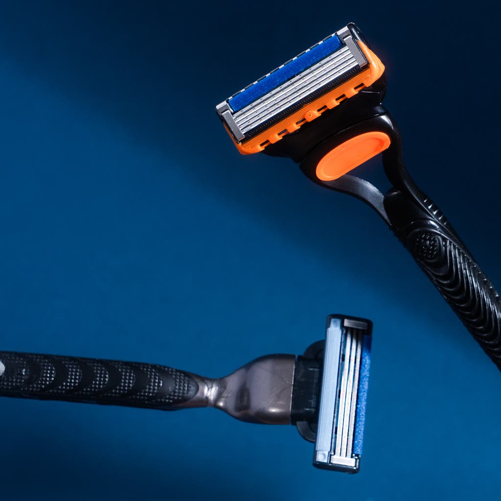 Các lưỡi dao cạo thành phẩm được sắp xếp trong dây chuyền sản xuất