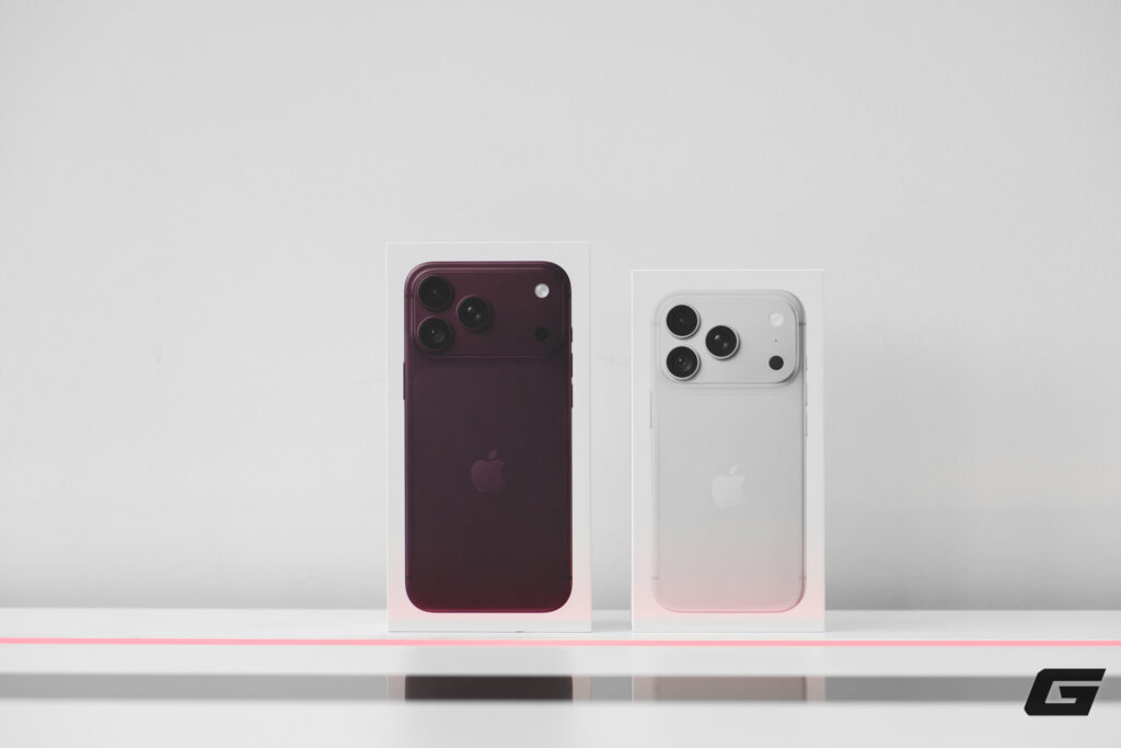 iPhone 18 Pro màu Silver và iPhone 18 Pro Max màu Burgundy sau khi mở hộp