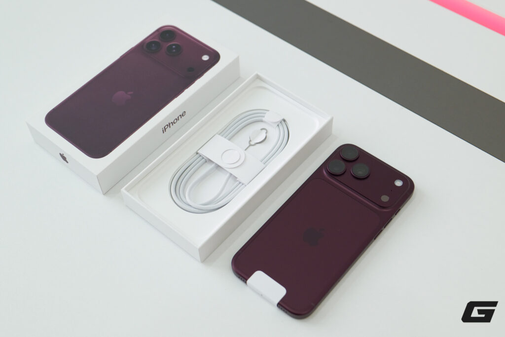Mặt lưng iPhone 18 Pro Max màu Burgundy dưới ánh sáng trong nhà