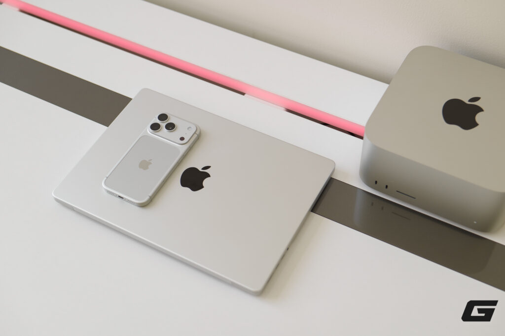 iPhone 18 Pro màu Bạc cạnh MacBook và Mac Studio