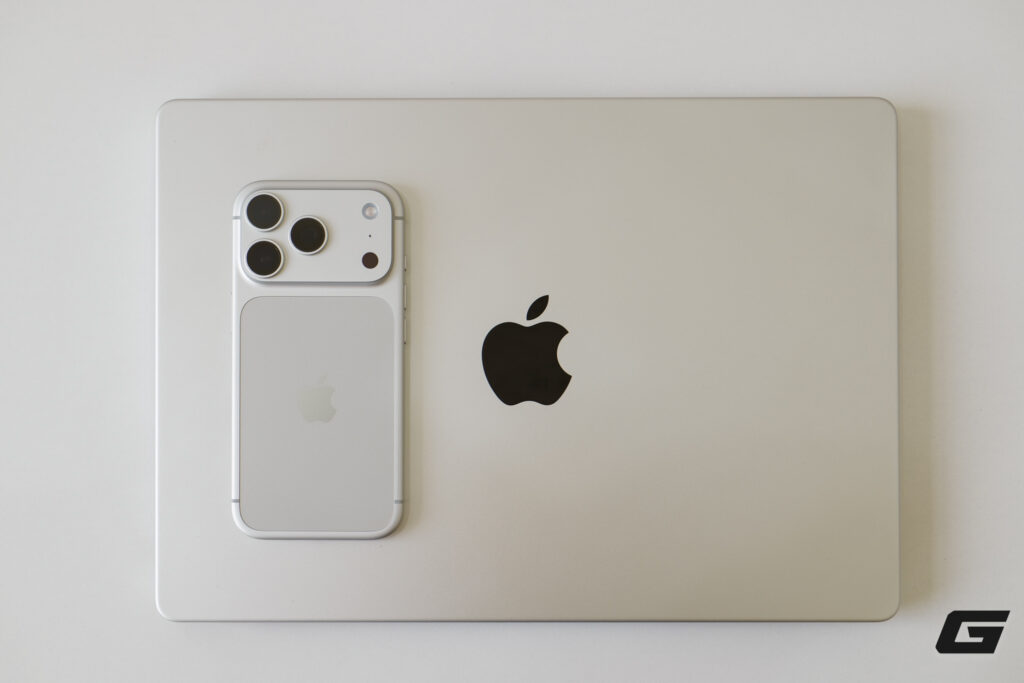 Mặt lưng iPhone 17 Pro màu Bạc với phần kính ngả trắng
