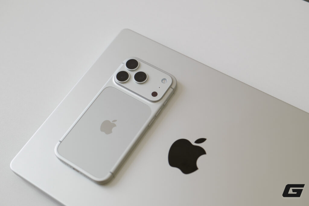 iPhone 18 Pro màu Bạc đặt cạnh MacBook trong không gian làm việc