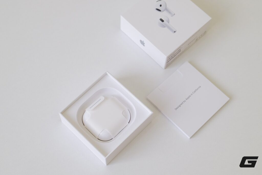 Hộp sạc AirPods 5 màu trắng với đèn trạng thái ở mặt trước