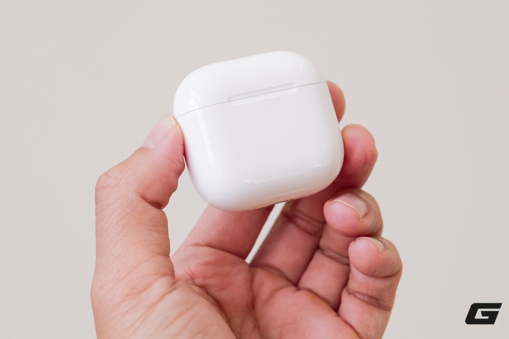 Mặt sau hộp sạc AirPods 5 có bản lề kim loại và cổng sạc USB-C