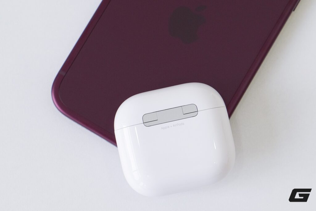 Tai nghe AirPods 5 dạng mở với phần thân ngắn đặt cạnh hộp sạc