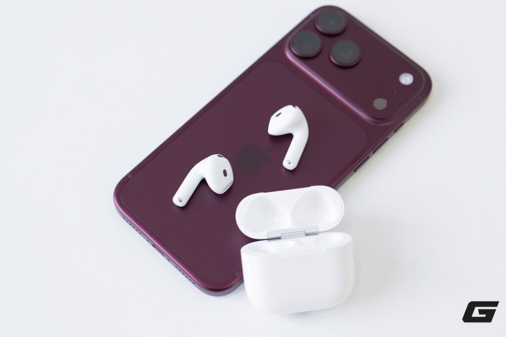 Cận cảnh khe thoát âm và microphone trên một bên tai nghe AirPods 5
