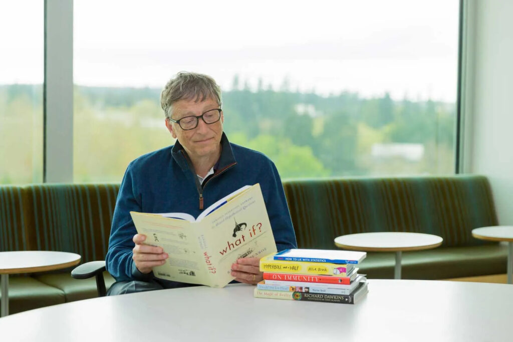 Các tác phẩm của Vaclav Smil trên giá sách của Bill Gates