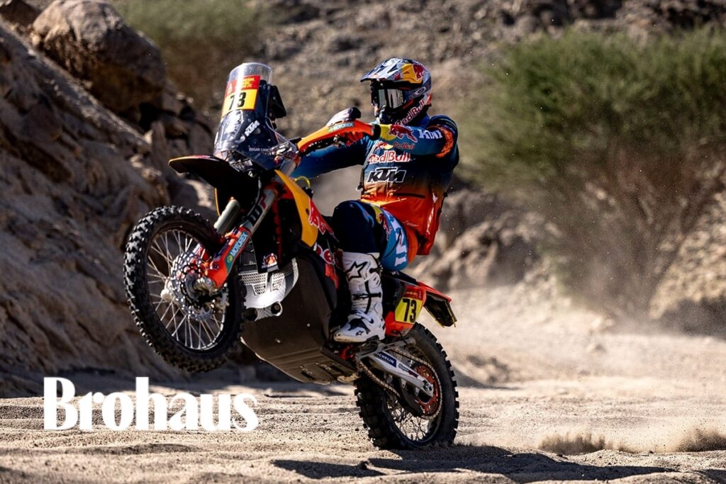 Mẫu xe phân khối lớn mang phong cách rally trên cung đường đất đá