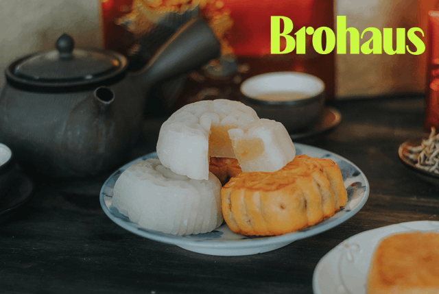 Miếng bánh Trung thu được cắt nhỏ bên cạnh chén trà nóng