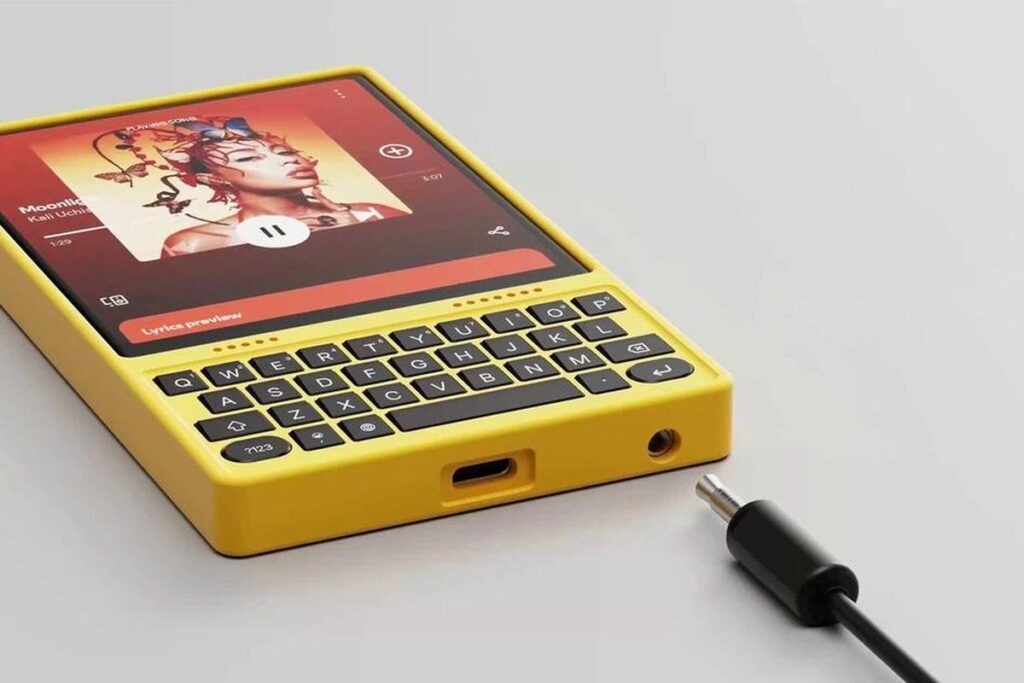 Giao diện Android 15 trên màn hình vuông của MindOne Pro