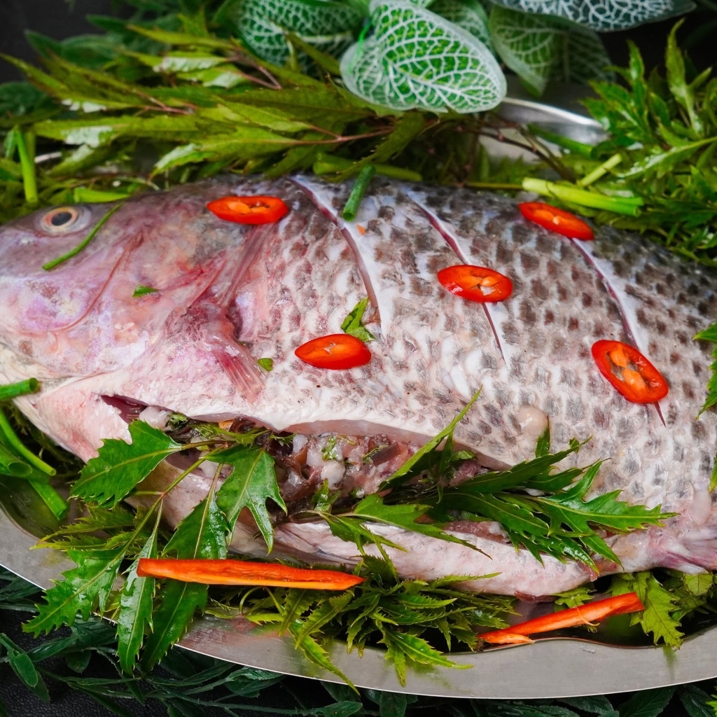 Đĩa cá sống được trình bày theo phong cách Nhật Bản