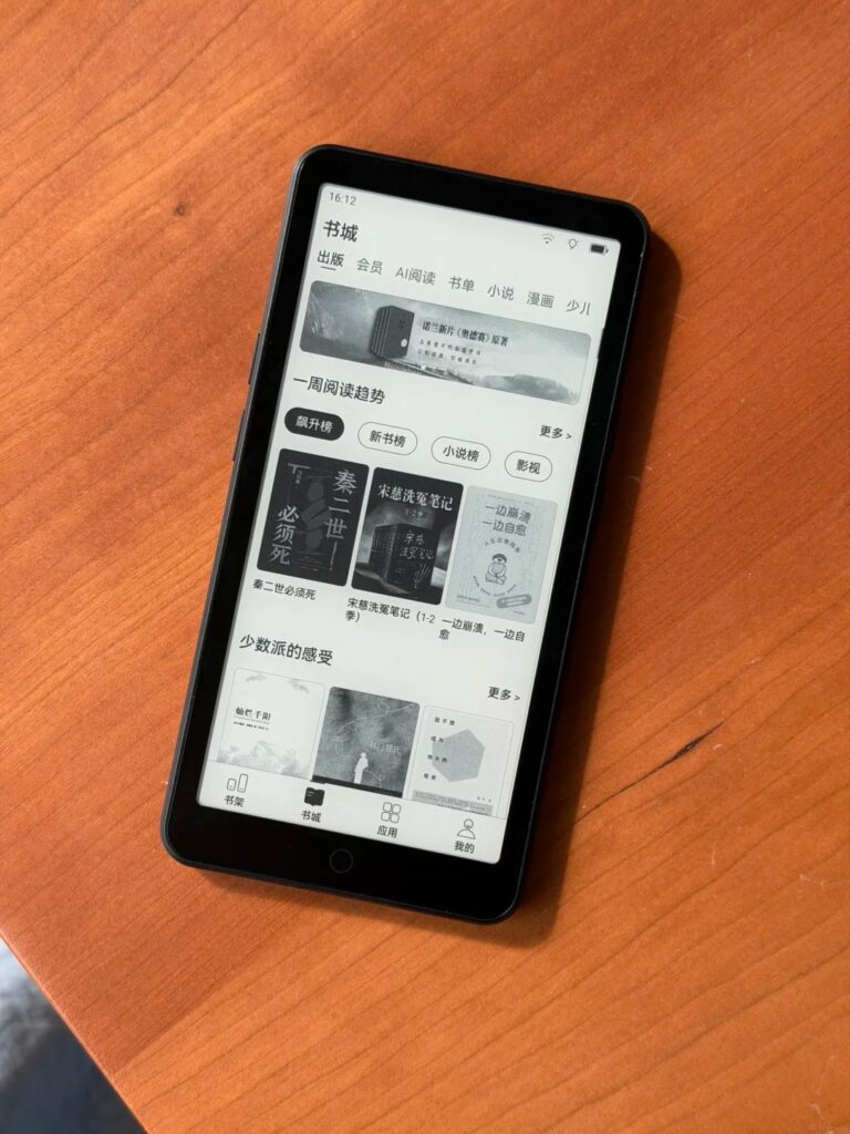 iReader Tango 2S được cầm đọc bằng một tay