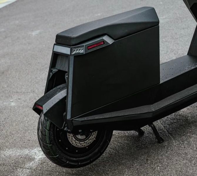 Khu vực bánh xe và lốp bản rộng của Frank P1