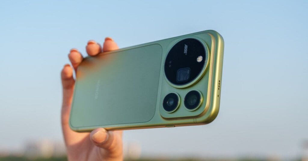 HONOR Magic9 Pro Max màu xanh rêu với cụm ba camera phía sau