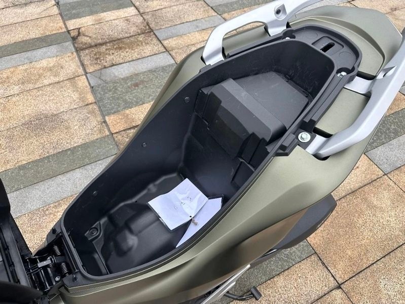 Phần đuôi xe Honda NWZ150 với khu vực cảm biến hỗ trợ cảnh báo điểm mù