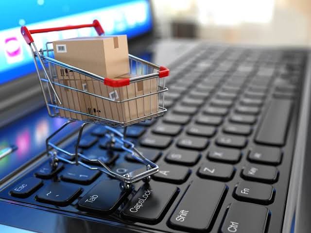 Các kiện hàng được phân loại tại trung tâm logistics
