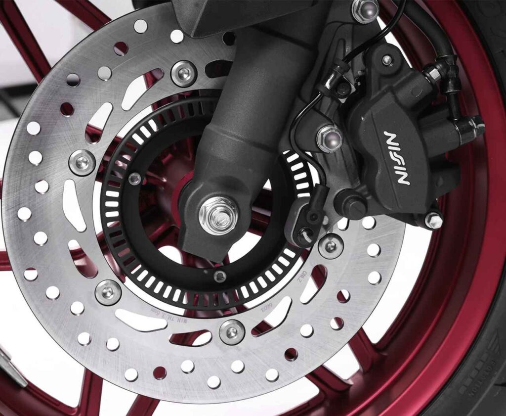 Khoang chứa đồ dưới yên của mẫu maxi-scooter Honda