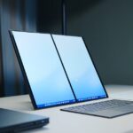 Người dùng làm việc với laptop và màn hình rời trên bàn