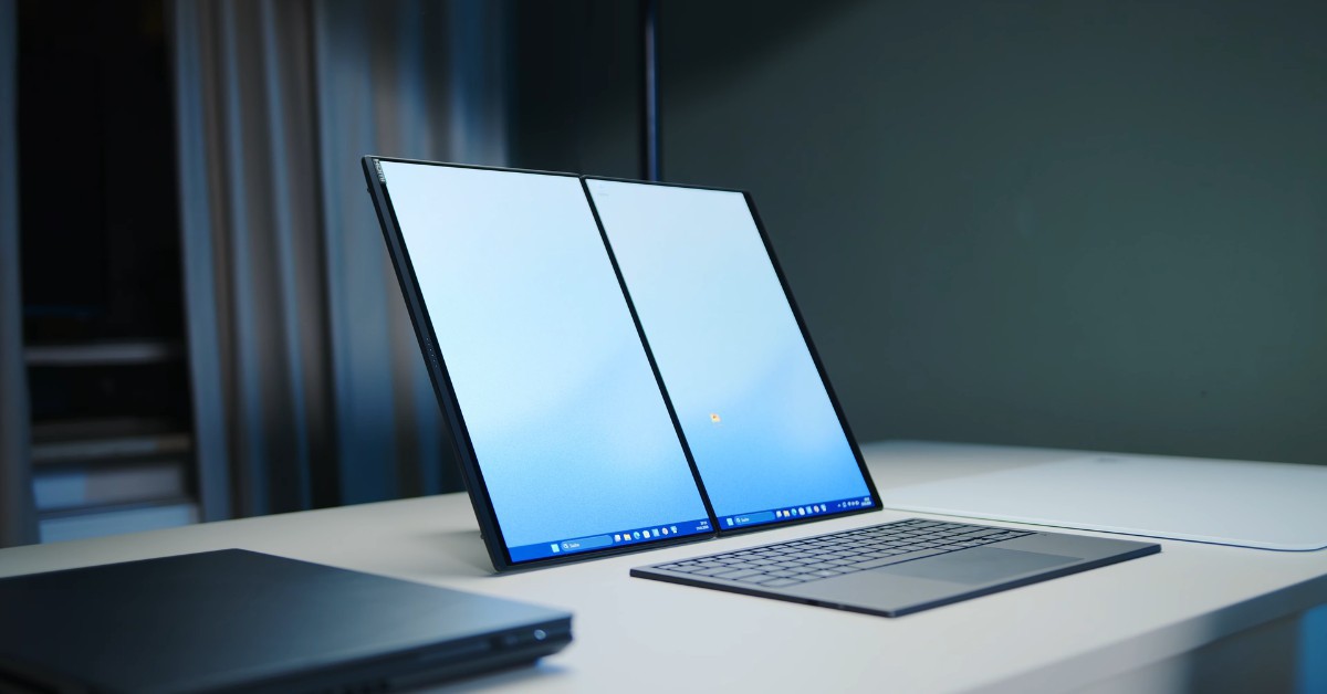 Người dùng làm việc với laptop và màn hình rời trên bàn