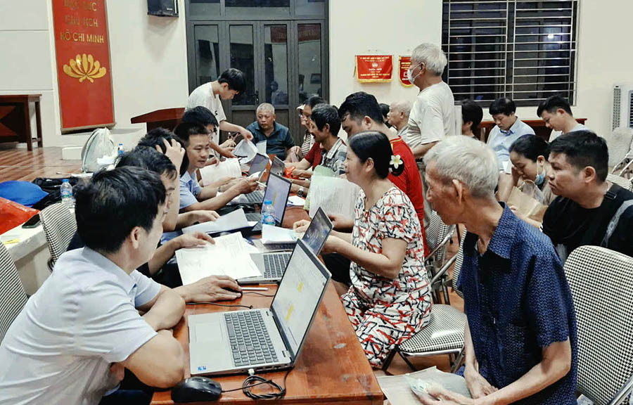 Cán bộ xử lý thông tin trong quá trình số hóa hồ sơ đất đai