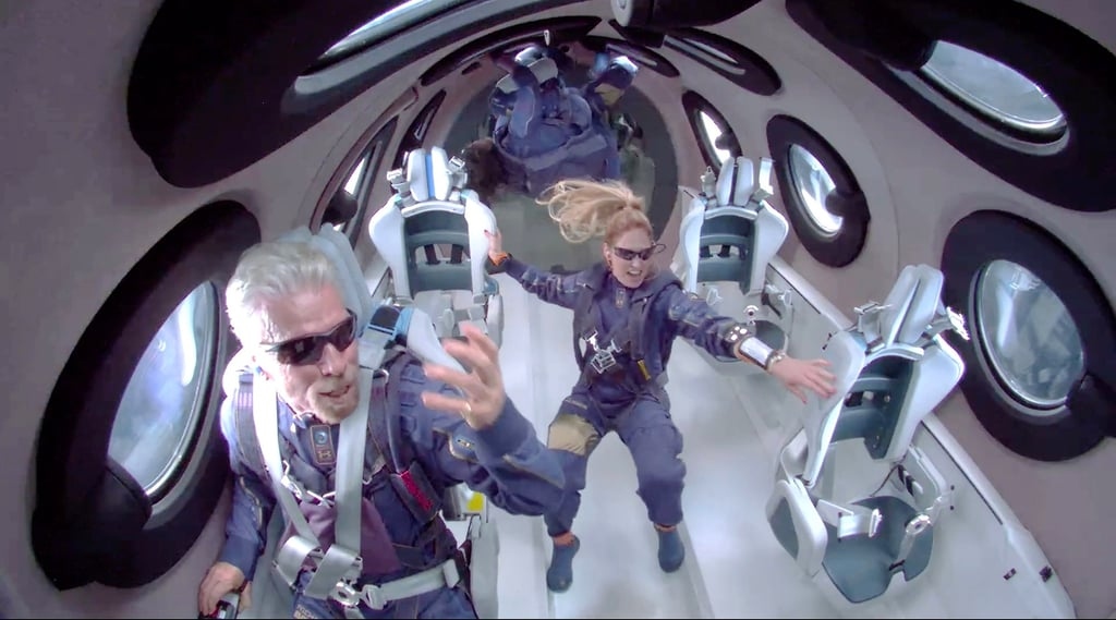 Richard Branson đứng cạnh phương tiện bay của Virgin Galactic