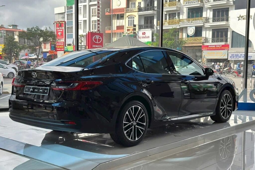 Toyota Camry nhìn từ phía trước trong không gian trưng bày