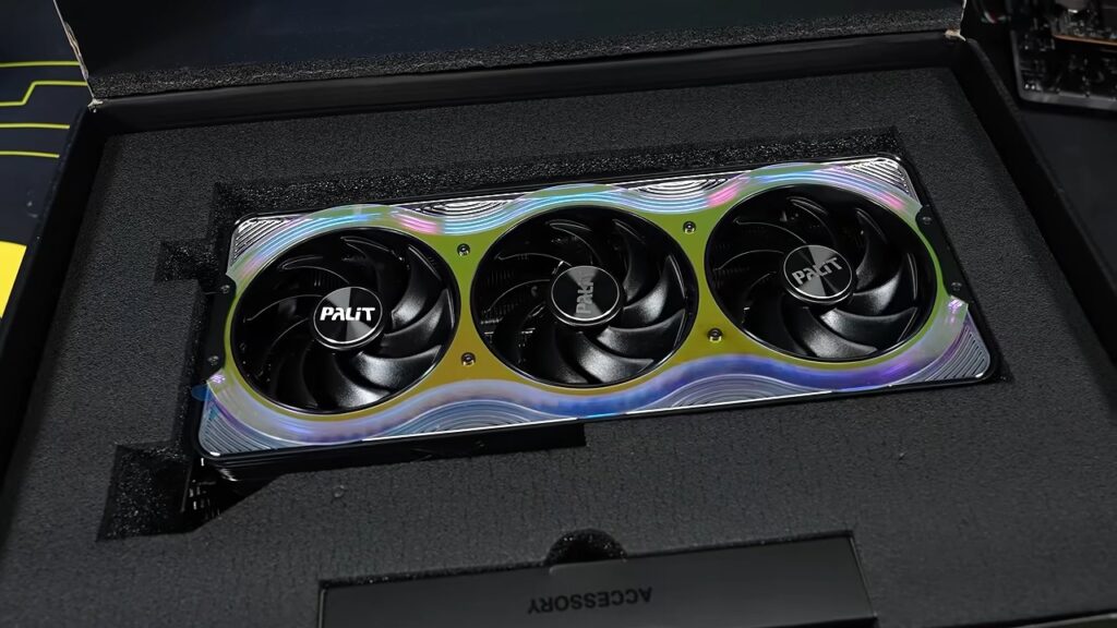 Bộ tản nhiệt RTX 5090 được tháo ra để kiểm tra linh kiện bên trong