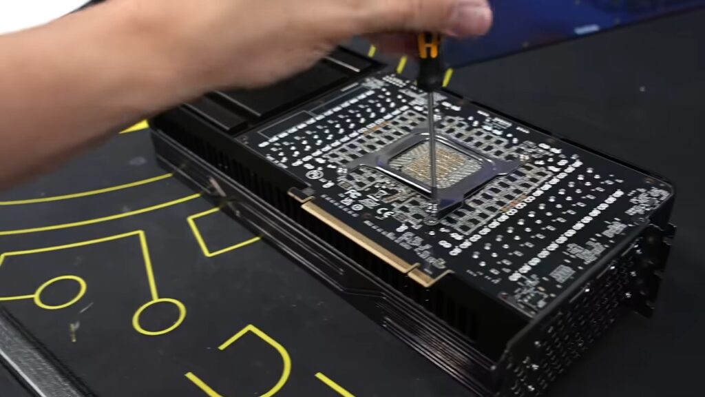 Khu vực chip nhớ GDDR7 xung quanh GPU trên bo mạch