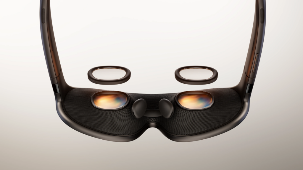 Kính VR của Meta được đặt cạnh Apple Vision Pro để so sánh kích thước và giá bán