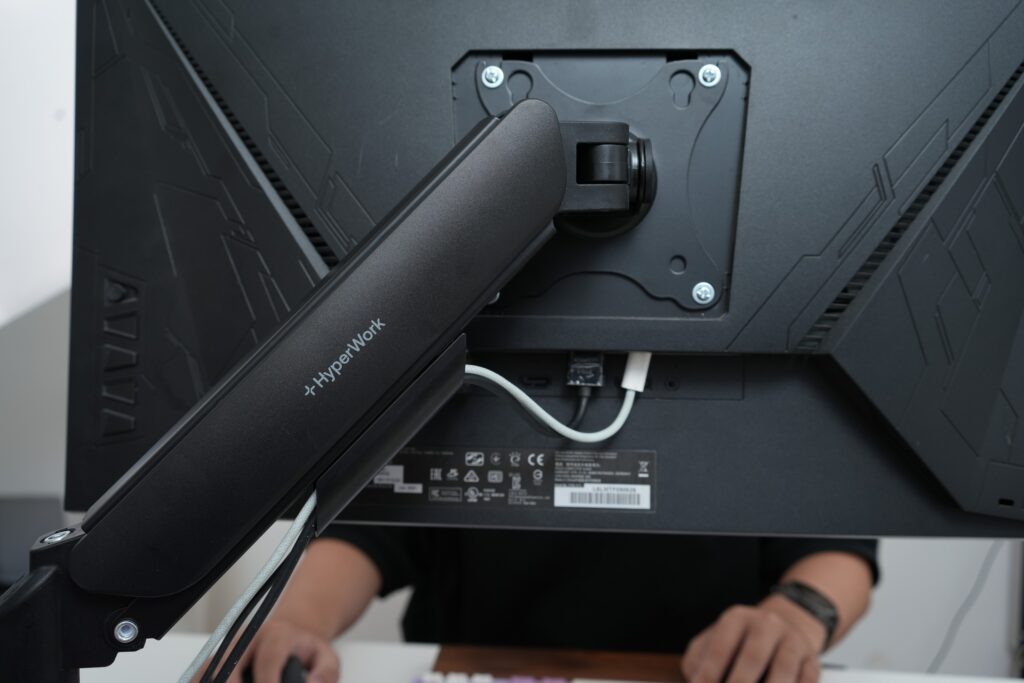 Màn hình Asus 24 inch được lắp trên arm HyperWork