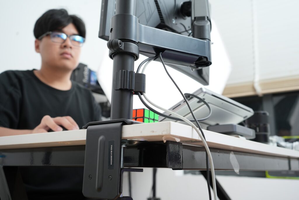 Màn hình Xiaomi 27 inch sử dụng cùng mẫu arm màn hình