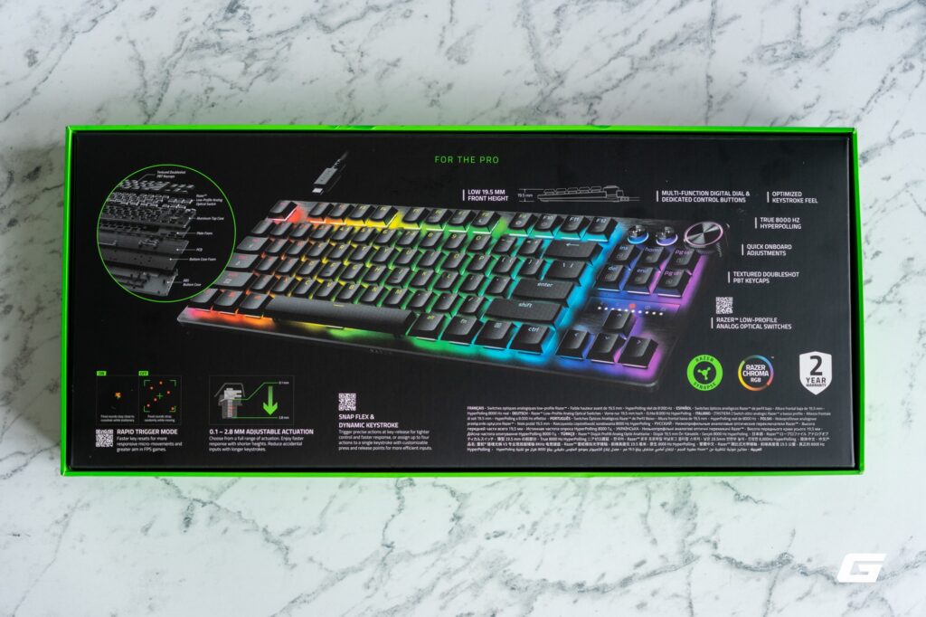 Cạnh trước mỏng của bàn phím với logo Razer