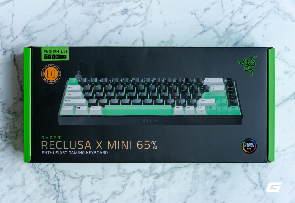Razer Reclusa X Mini 65% bố trí trên mặt bàn với layout nhỏ gọn
