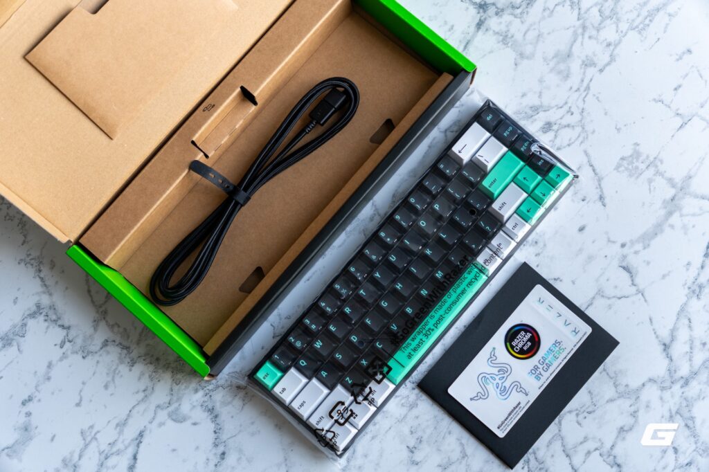 Mặt dưới và cổng USB-C của bàn phím Razer Reclusa X Mini 65%