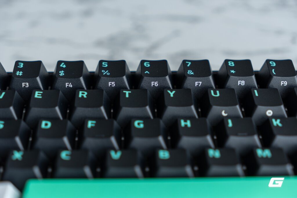 Hiệu ứng Chroma RGB hiển thị quanh các phím của Razer Reclusa X Mini 65%