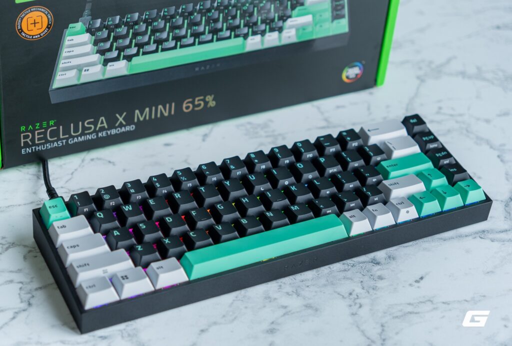 Hộp sản phẩm cùng phụ kiện đi kèm của Razer Reclusa X Mini 65%