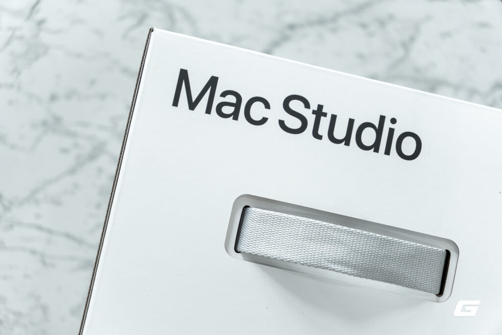 Mac Studio M5 Max cùng dây nguồn bọc vải và tài liệu hướng dẫn