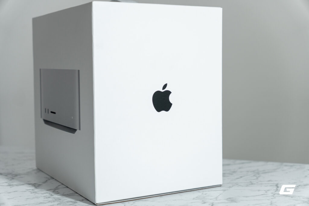 Mặt trước Mac Studio M5 Max với cổng USB-C và khe đọc thẻ SDXC